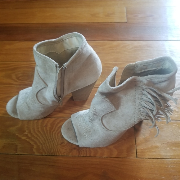 Coconuts by Matisse Booties. Light beige. Size 7 - Picture 5 of 8